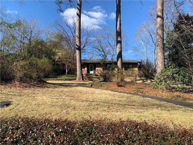 view of front of property featuring a front yard