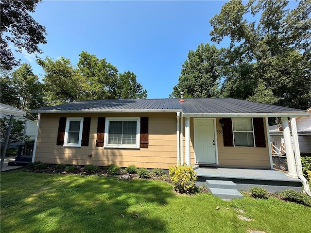 view of front of house with covered porch and a front yard