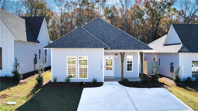 1013 Crossing Ct E, Valley, AL 36854 - view of front of home with roof with shingles and a front yard