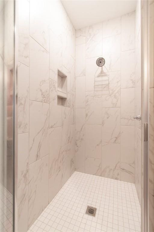 bathroom featuring a tile shower