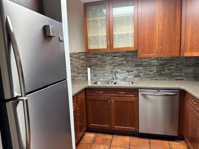 371 E Thach Ave Unit 4, Auburn, AL 36830 - kitchen with appliances with stainless steel finishes, a sink, backsplash, and glass insert cabinets