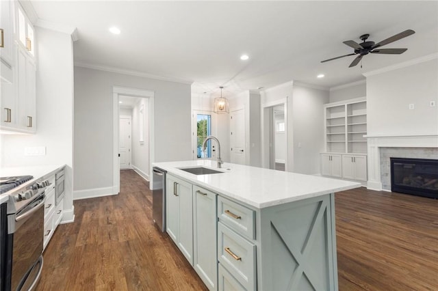 kitchen featuring recessed lighting, a sink, crown molding, and stainless steel appliances