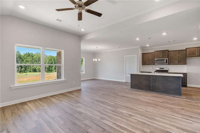 kitchen with stainless steel appliances, visible vents, light wood-style floors, open floor plan, and baseboards