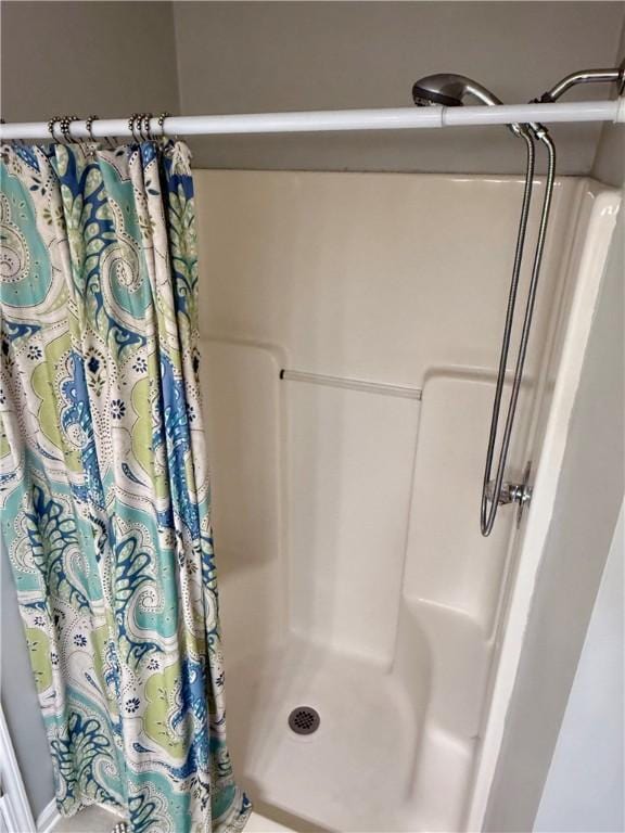 1202 Northgate Dr, Opelika, AL 36801 - full bath featuring curtained shower