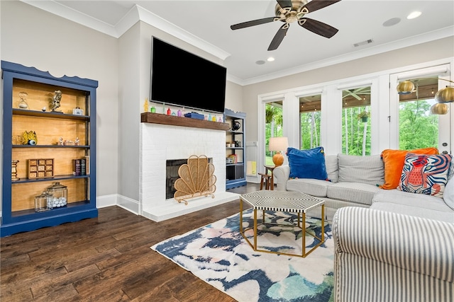living area with crown molding, ceiling fan, baseboards, dark wood-type flooring, and visible vents