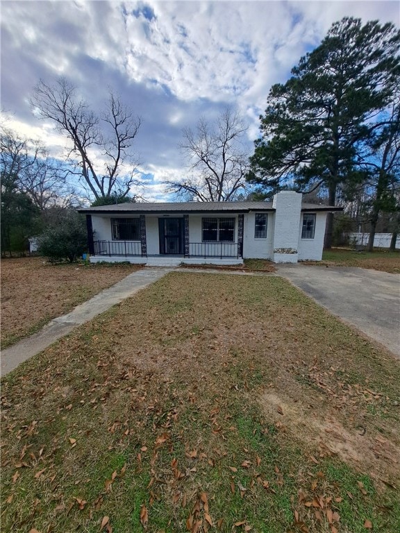 view of front of home featuring a front yard and covered porch