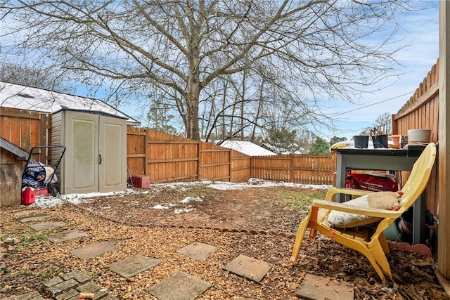 view of yard featuring a storage shed