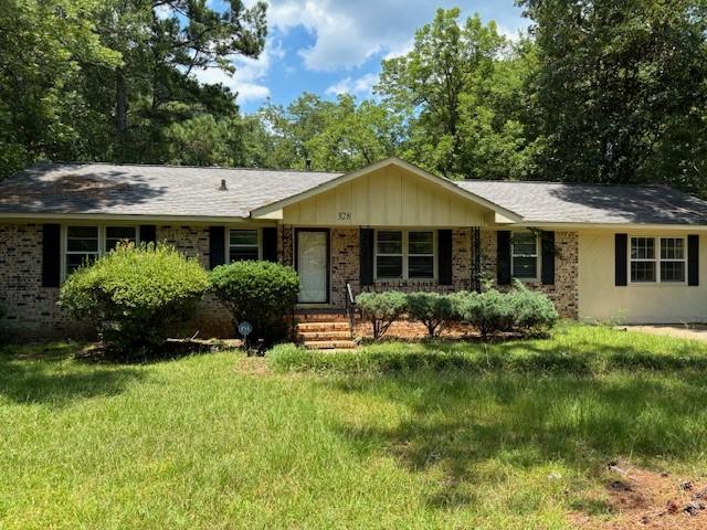 ranch-style home with a front yard