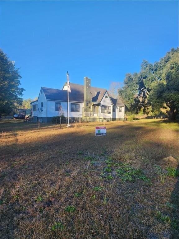 view of front of home with a front lawn