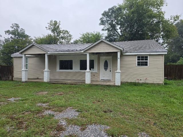 single story home with a front lawn