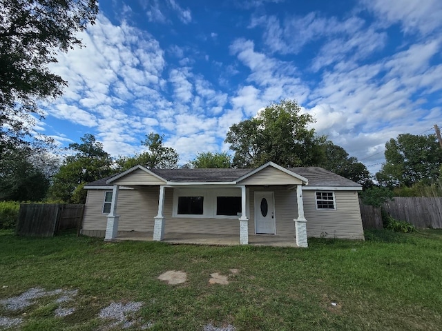 view of front of property with a front yard