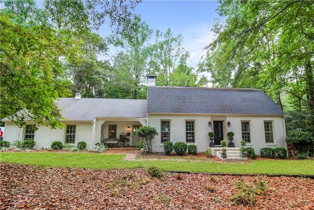 view of front of property featuring a front lawn