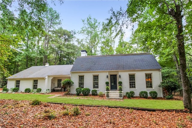 view of front of house featuring a front lawn