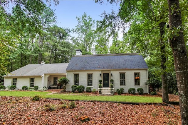 view of front of house with a front lawn