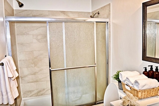 bathroom featuring a tile shower