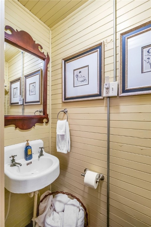 bathroom featuring a sink