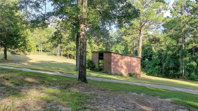 view of yard featuring an outbuilding