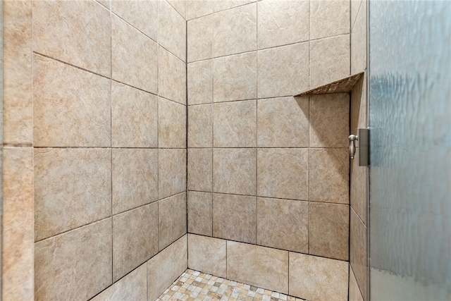 room details featuring a tile shower