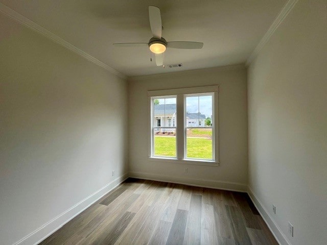 empty room featuring crown molding, light hardwood / wood-style floors, and ceiling fan