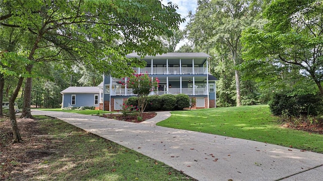 view of front of house featuring a front yard