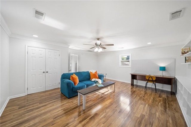 living room with wood finished floors, a ceiling fan, crown molding, baseboards, and recessed lighting