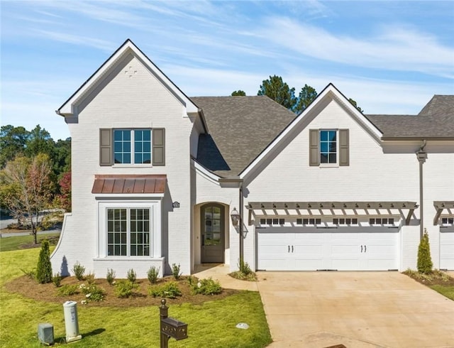 view of front facade featuring a front lawn and a garage