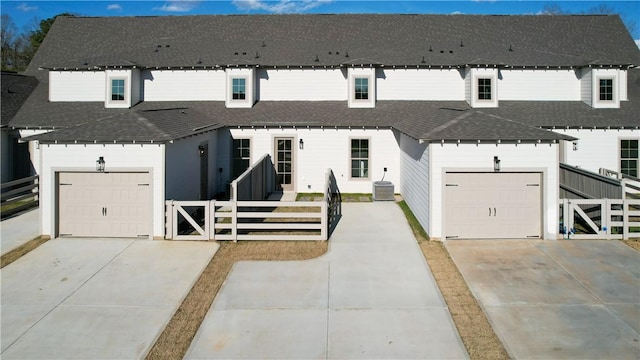 view of front of house featuring a front lawn