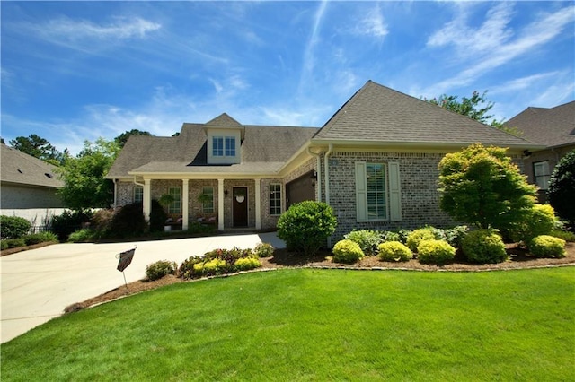 view of front facade with a front lawn