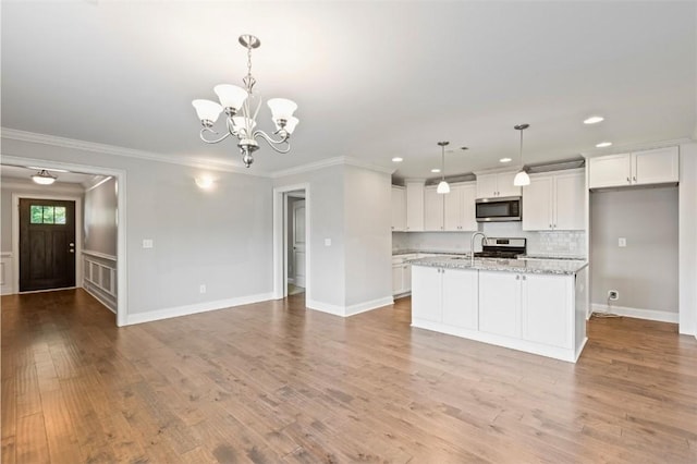 2375 Snowshill Ln, Auburn, AL 36832 - kitchen with appliances with stainless steel finishes, a chandelier, white cabinets, crown molding, and light wood-style flooring