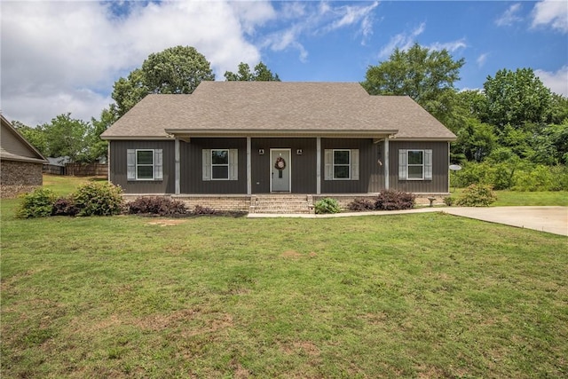160 Indian Ln, Tallassee, AL 36078 - view of front facade featuring a porch, a front yard, and roof with shingles