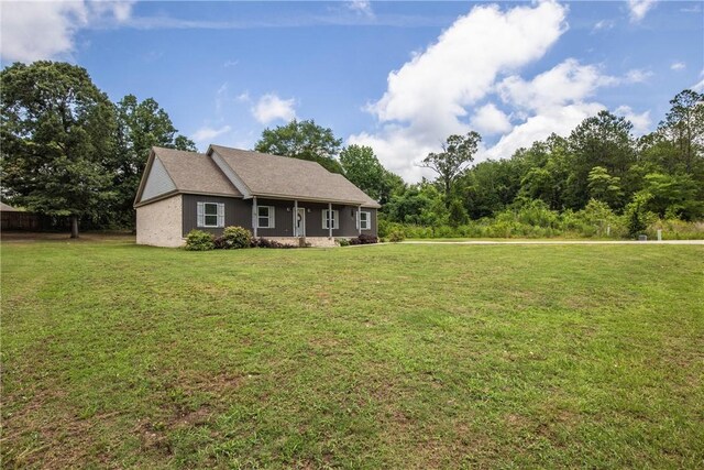 160 Indian Ln, Tallassee, AL 36078 - ranch-style house featuring a front yard and a porch