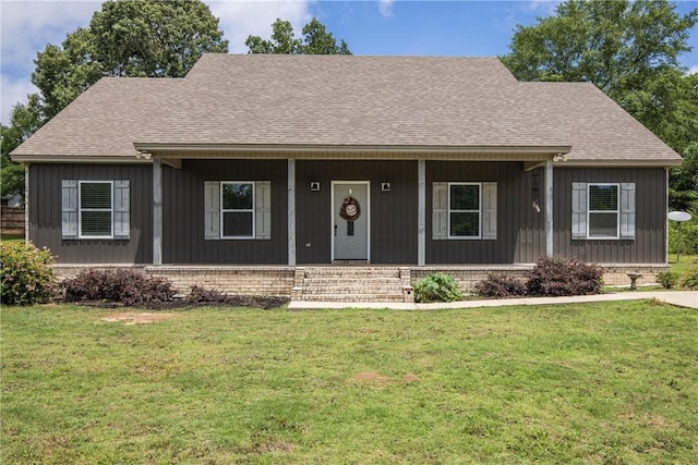 160 Indian Ln, Tallassee, AL 36078 - view of front facade featuring covered porch, a shingled roof, and a front lawn