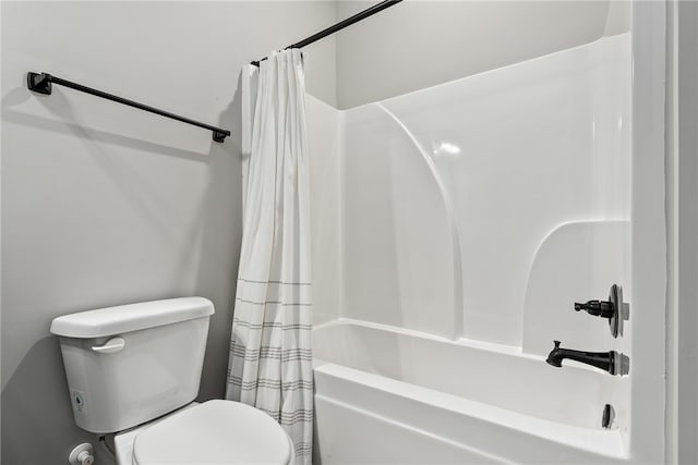 full bathroom featuring toilet and shower / bath combo with shower curtain