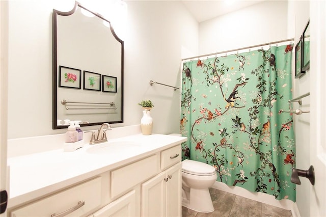 bathroom featuring a shower with shower curtain, vanity, and toilet