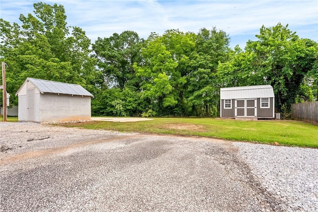 view of dirt / gravel driveway