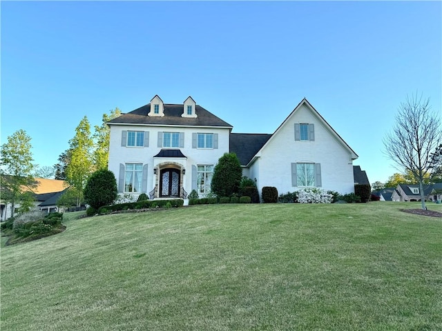 view of front of property featuring a front lawn
