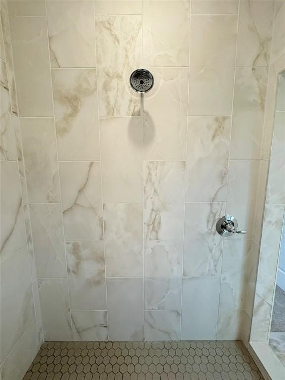 bathroom featuring tiled shower