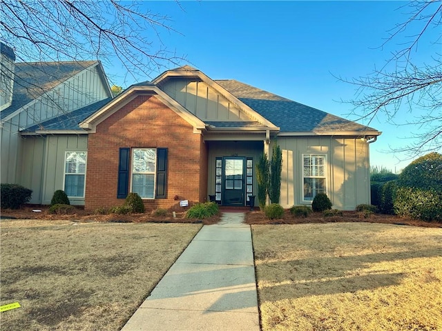 view of front of house with a front lawn