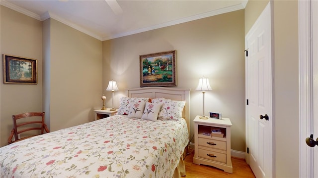 bedroom with ceiling fan, crown molding, and light hardwood / wood-style floors