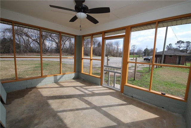 sunroom featuring ceiling fan