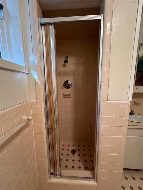 467 Southview Dr, Auburn, AL 36830 - bathroom featuring tile walls and walk in shower