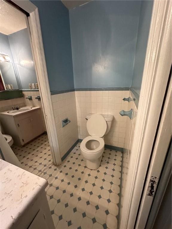 467 Southview Dr, Auburn, AL 36830 - bathroom with vanity, toilet, and tile walls