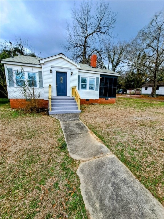 view of front facade featuring a front lawn