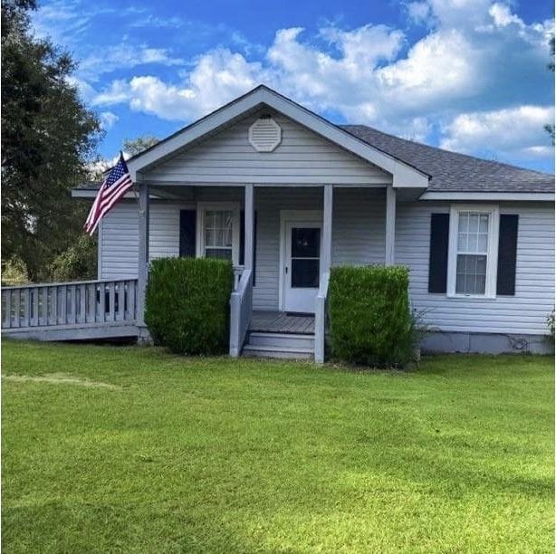 view of front of property featuring a front yard and covered porch