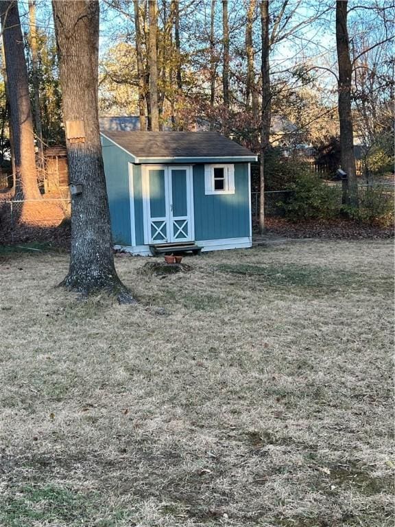 view of outdoor structure with a yard