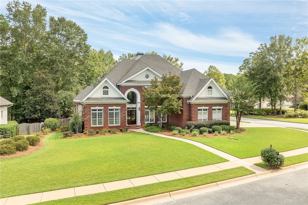 craftsman-style house featuring a front yard