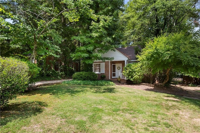 view of front of property featuring a front yard