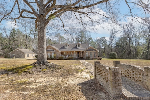 view of front of property featuring a porch and fence