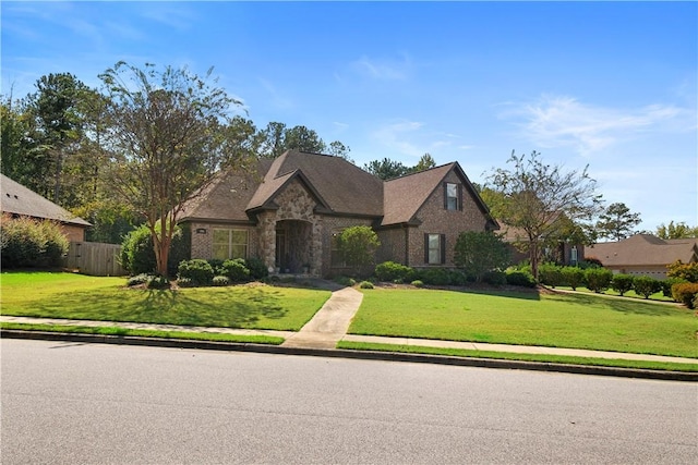 view of front of property featuring a front lawn