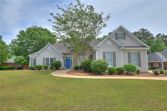 view of front facade featuring a front yard